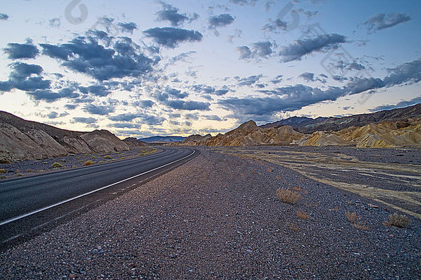 路边视图高速公路黎明死亡谷国家公园加州美国