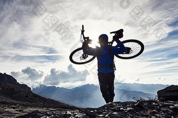 山骑摩托车的人携带自行车瓦莱州瑞士
