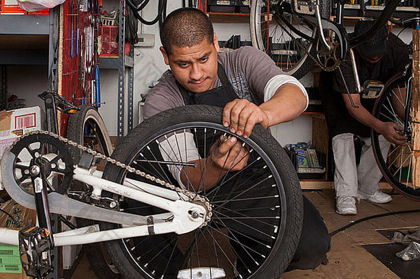 机械师工作自行车商店
