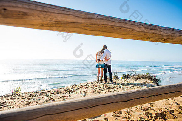 浪漫的年轻的夫妇海滩托里松树三迭戈加州美国