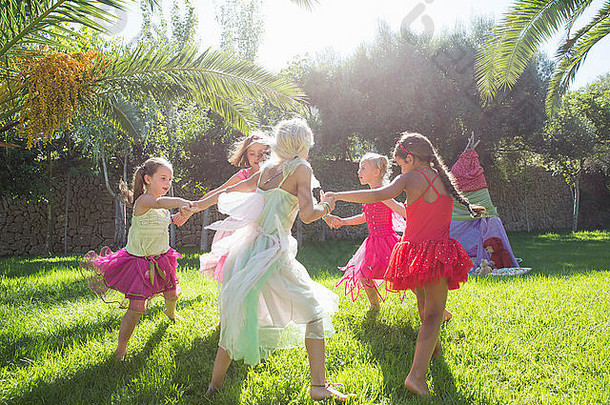 精力充沛的女孩仙女服装玩花园