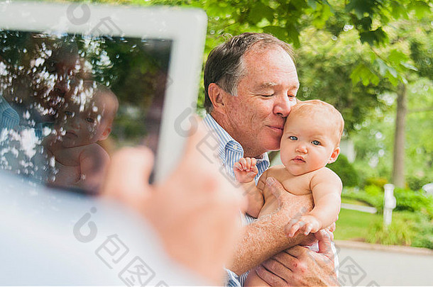 肩膀肖像祖父婴儿（外）孙女数字平板电脑