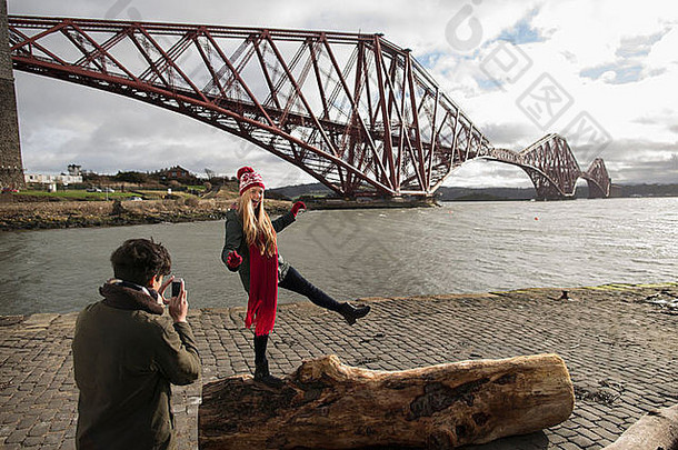 年轻的夫妇构成前面铁路桥queensferry爱丁堡苏格兰