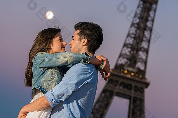 年轻的夫妇拥抱月光巴黎法国