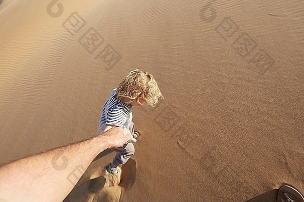 男孩走沙子沙丘Namib-Naukluft国家公园非洲