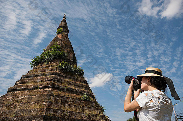 女人采取照片大坝万象老挝
