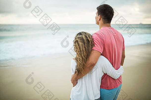 年轻的夫妇盯着海洋伊帕内玛海滩里约1月巴西