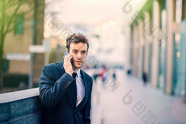商人会说话的智能手机城市街