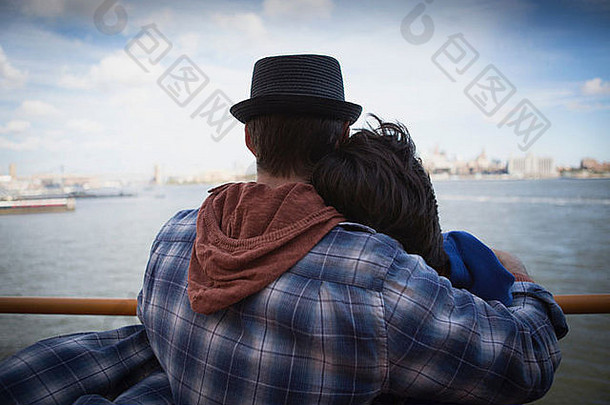 夫妇拥抱渡船城市港