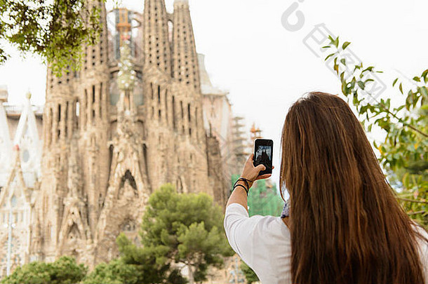 年轻的女旅游拍摄圣家堂家庭巴塞罗那西班牙