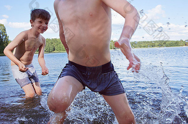 年轻的男孩玩湖
