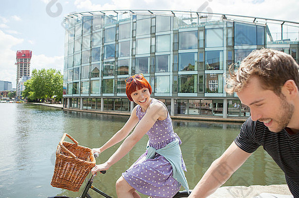 骑自行车的人夫妇骑自行车运河东伦敦