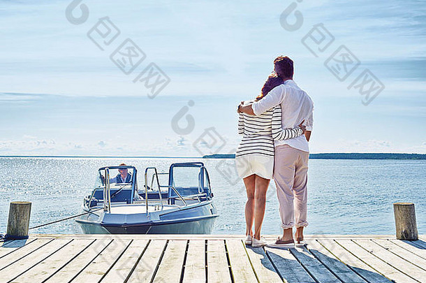 年轻的夫妇码头视图耶夫瑞典