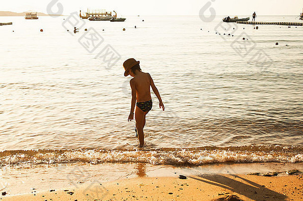 男孩玩海边沙姆谢赫。埃及