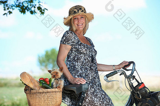 成熟的女人电自行车狗蔬菜篮子
