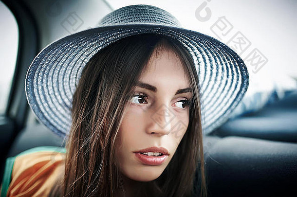 年轻的女人遮阳帽横盘整理车后座