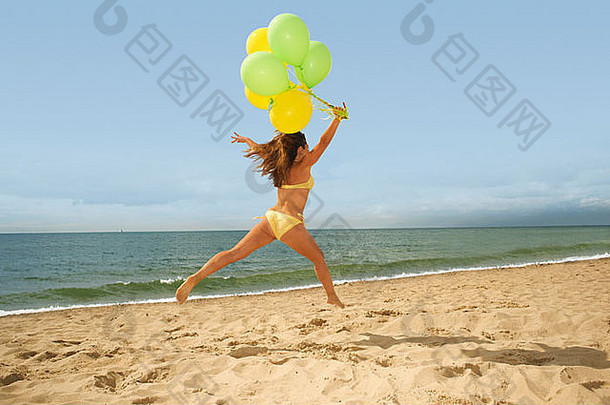 女人跳气球海滩