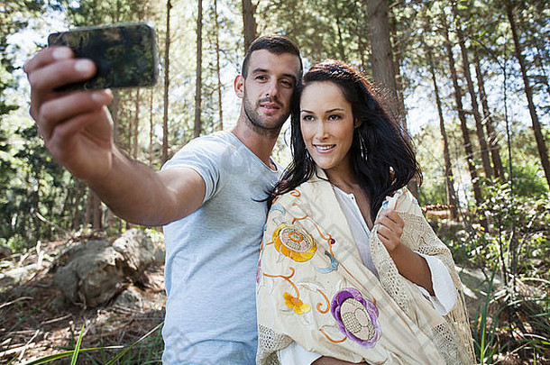 年轻的夫妇采取肖像照片森林