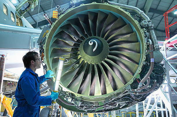 工程师检查飞机引擎飞机维护工厂