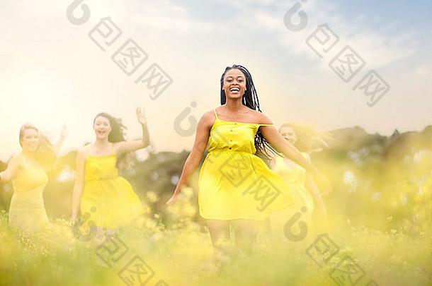 女孩黄色的跳舞草地