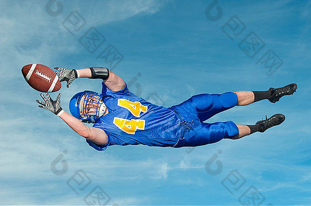 美国<strong>足球</strong>运动员捕捉球蓝色的天空