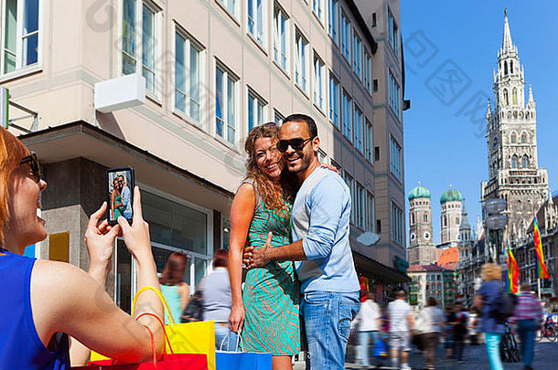 女人拍摄夫妇慕尼黑玛利亚广场慕尼黑德国