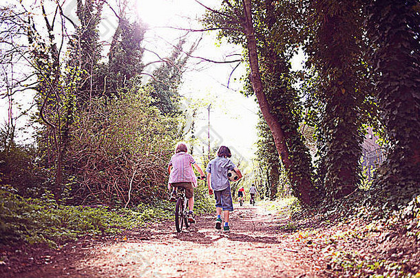 男孩自行车朋友森林路径