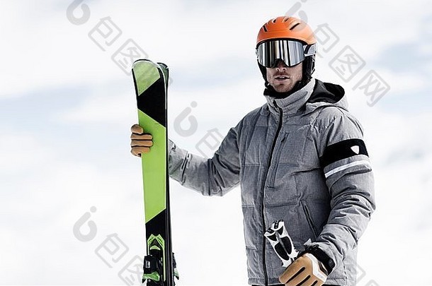 男人。穿头盔滑雪护目镜持有滑雪板肖像