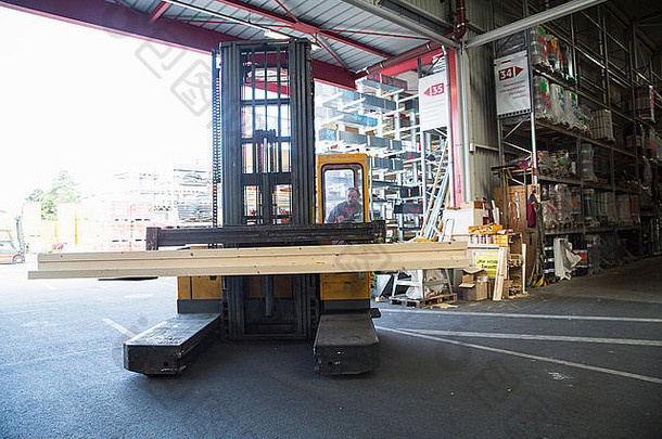 硬件商店仓库工人移动木板叉电梯卡车