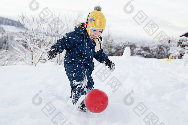 男孩踢球雪