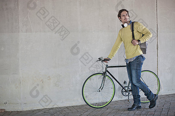 中期成人男人。推自行车城市地下通道