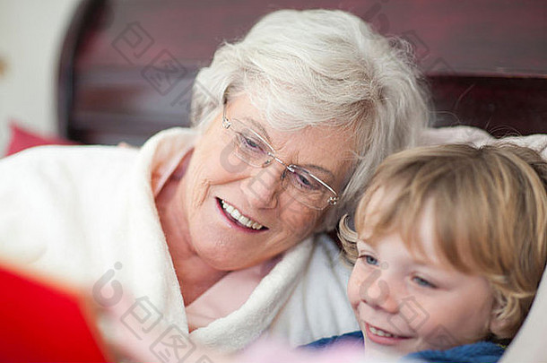 祖母孙子阅读故事书床上