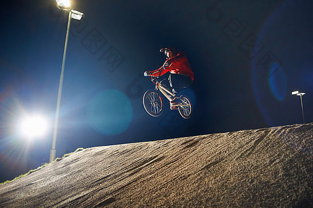 bmx-cyclist跳跃自行车晚上时间