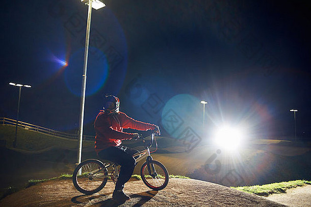 bmx-cyclist骑晚上时间