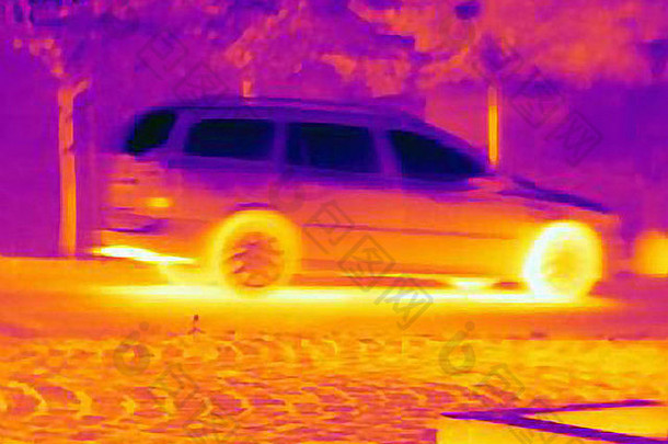 热图像揭示了热排气轮胎超速行驶车