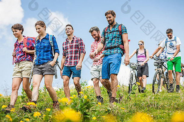 集团朋友徒步旅行提洛尔奥地利