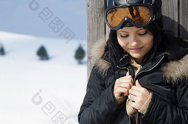 肖像年轻的女穿滑雪护目镜