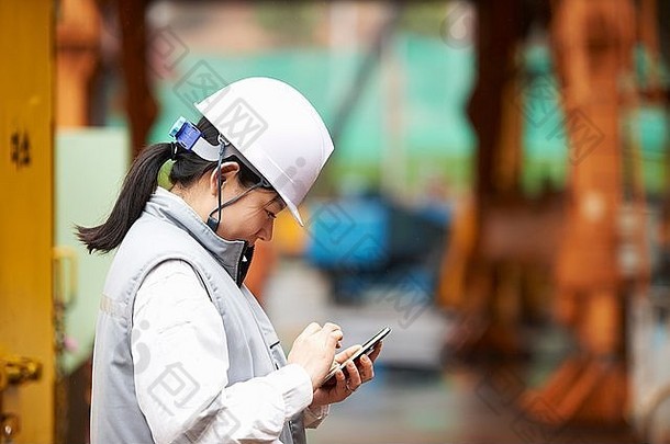 工人智能手机船厂固城郡南韩国