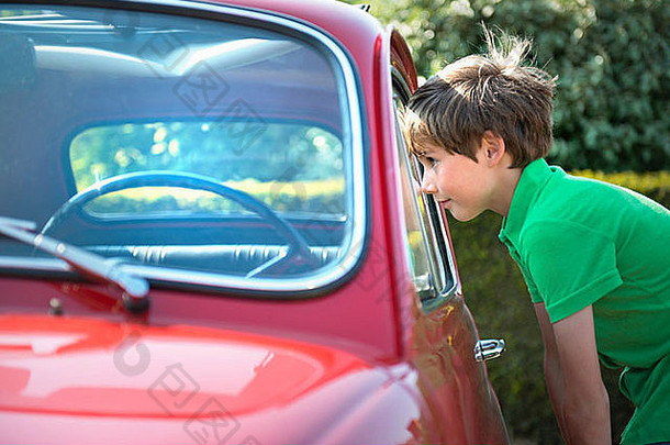 男孩窗口古董汽车