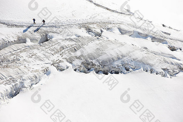 登山者遍历深雪高角