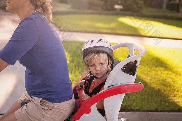 成熟的女人自行车女儿坐着孩子的座位