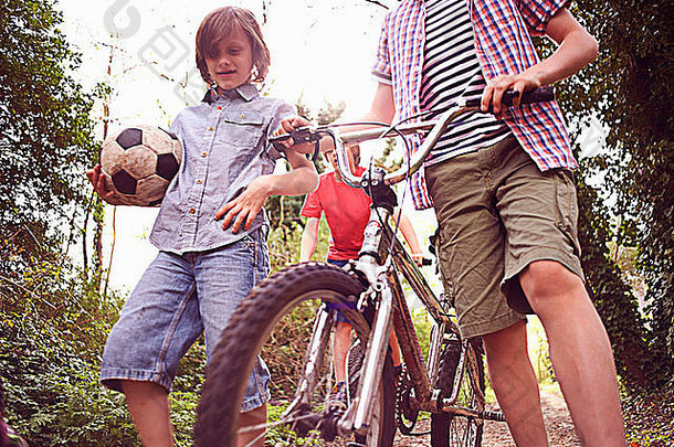 男孩自行车足球
