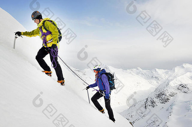 登山者提升白雪覆盖的山saas费瑞士