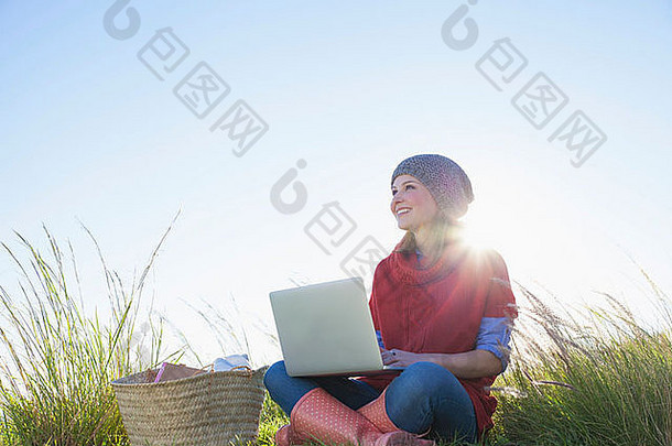 年轻的女人坐着长草移动PC