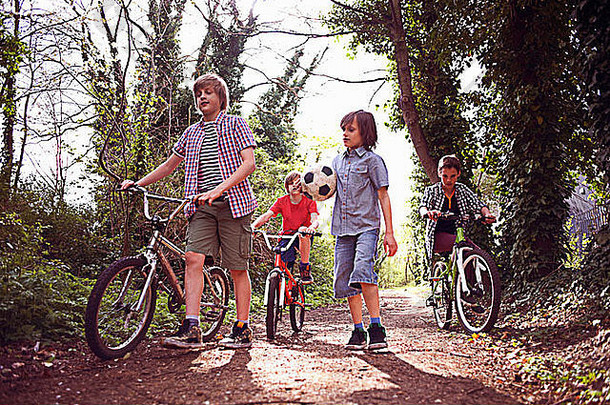 男孩自行车森林路径