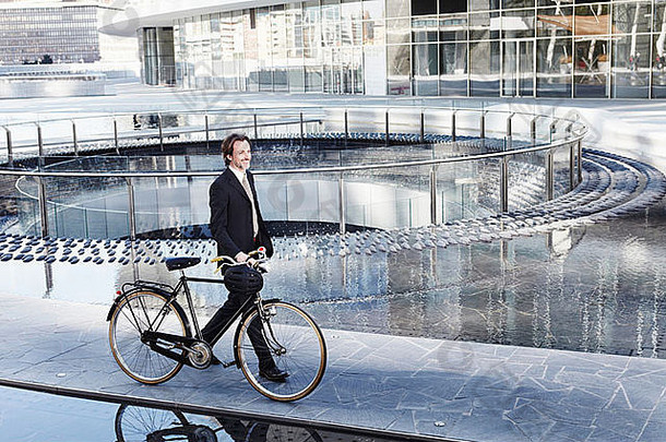 中期成人商人走自行车水功能城市