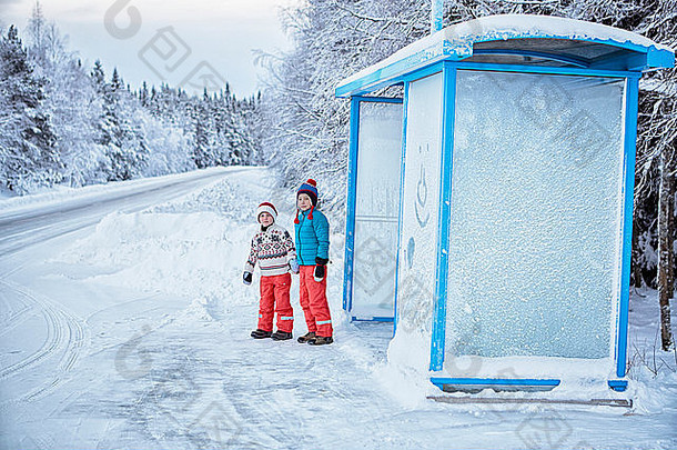 兄弟等待雪覆盖公共汽车停止赫玛旺瑞典