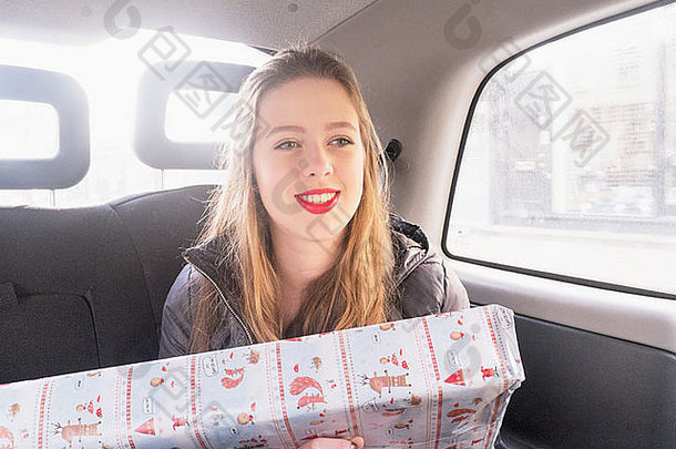 十几岁的女孩回来座位出租车持有礼物