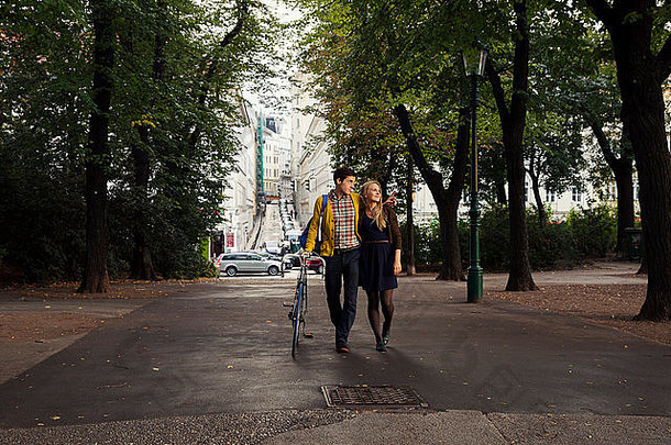 年轻的夫妇漫步树排公园