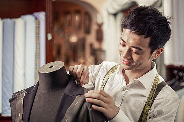 实习裁缝锁住服装传统的裁缝商店